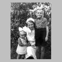 081-0032 Reinlacken 1941 - Schwester Renate Schult und Guenther Reimann mit Mutter Gertrus Schulz im Garten.JPG